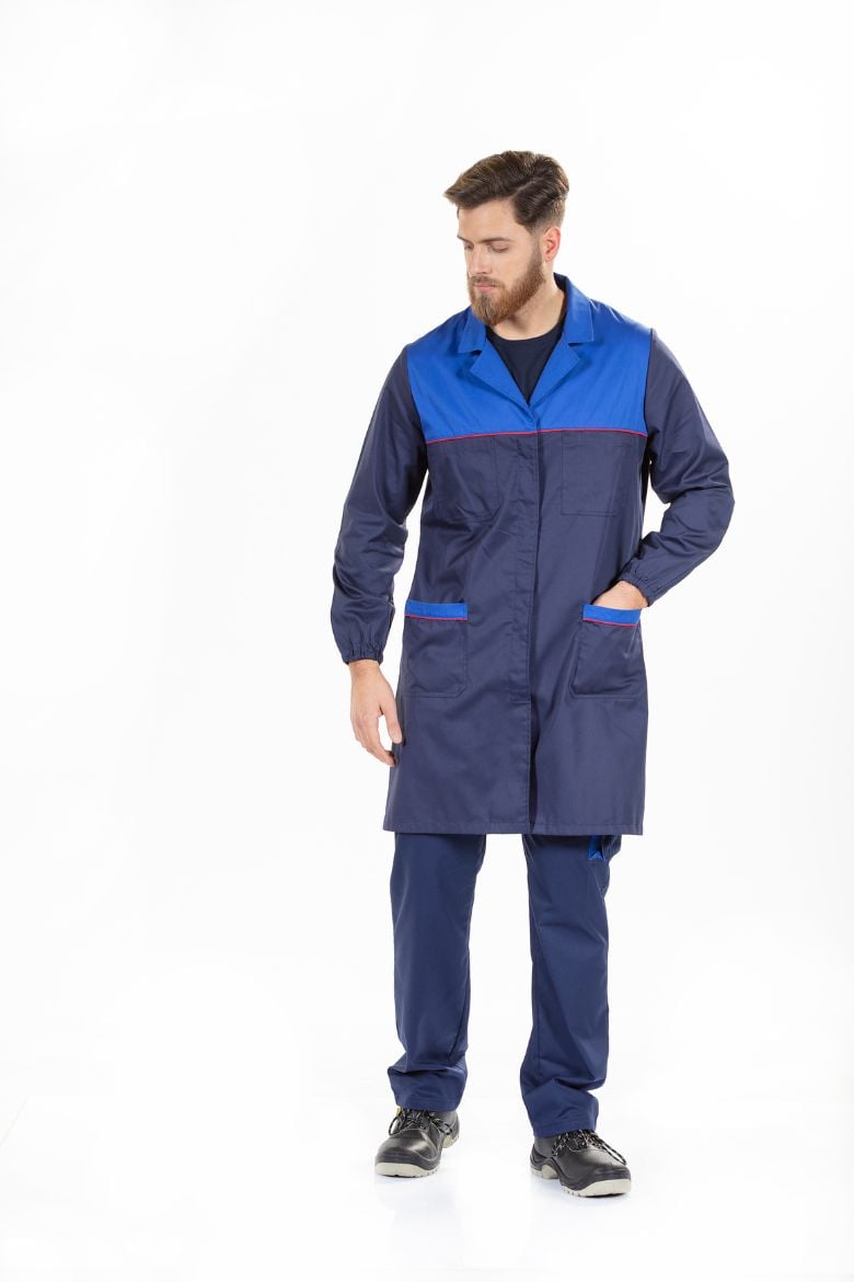A worker wearing a Men’s Professional Gown with Elastic Cuffs, designed as a work uniform, manufactured by Unifardas.
