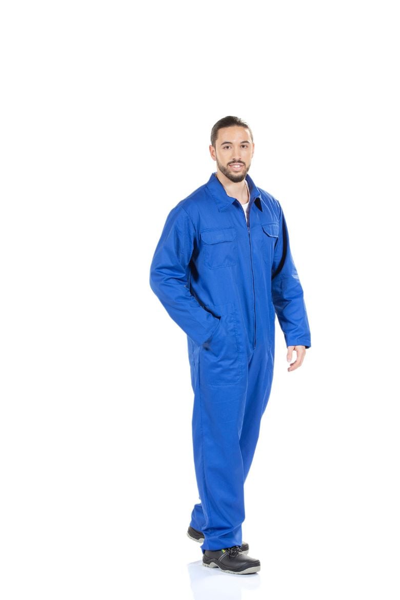 Trabalhador da área da indústria vestido com um fato macaco azul para ser usado como farda de trabalho