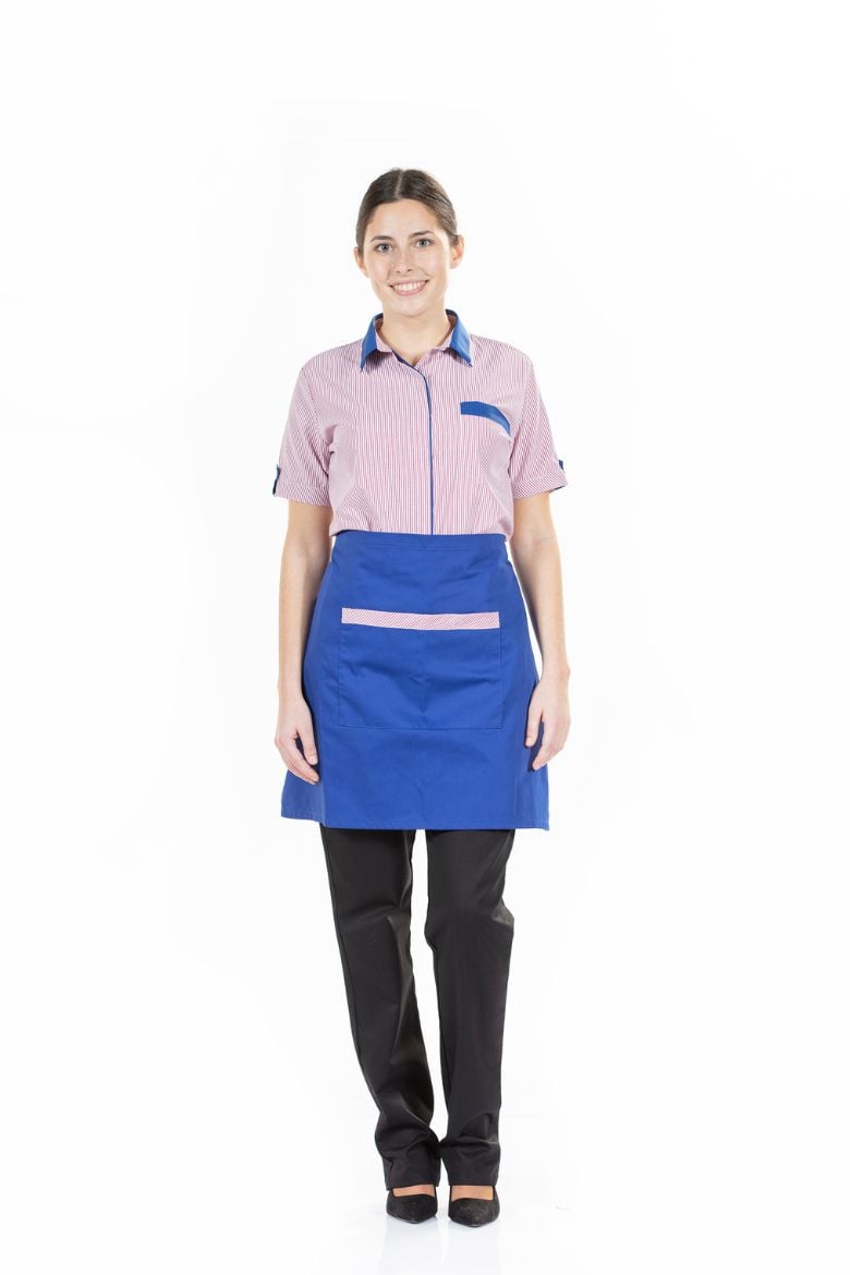 Senhora vestida com uma camisa às ricas e um avental de cozinha personalizado para ser usado como Uniforme de Restauração