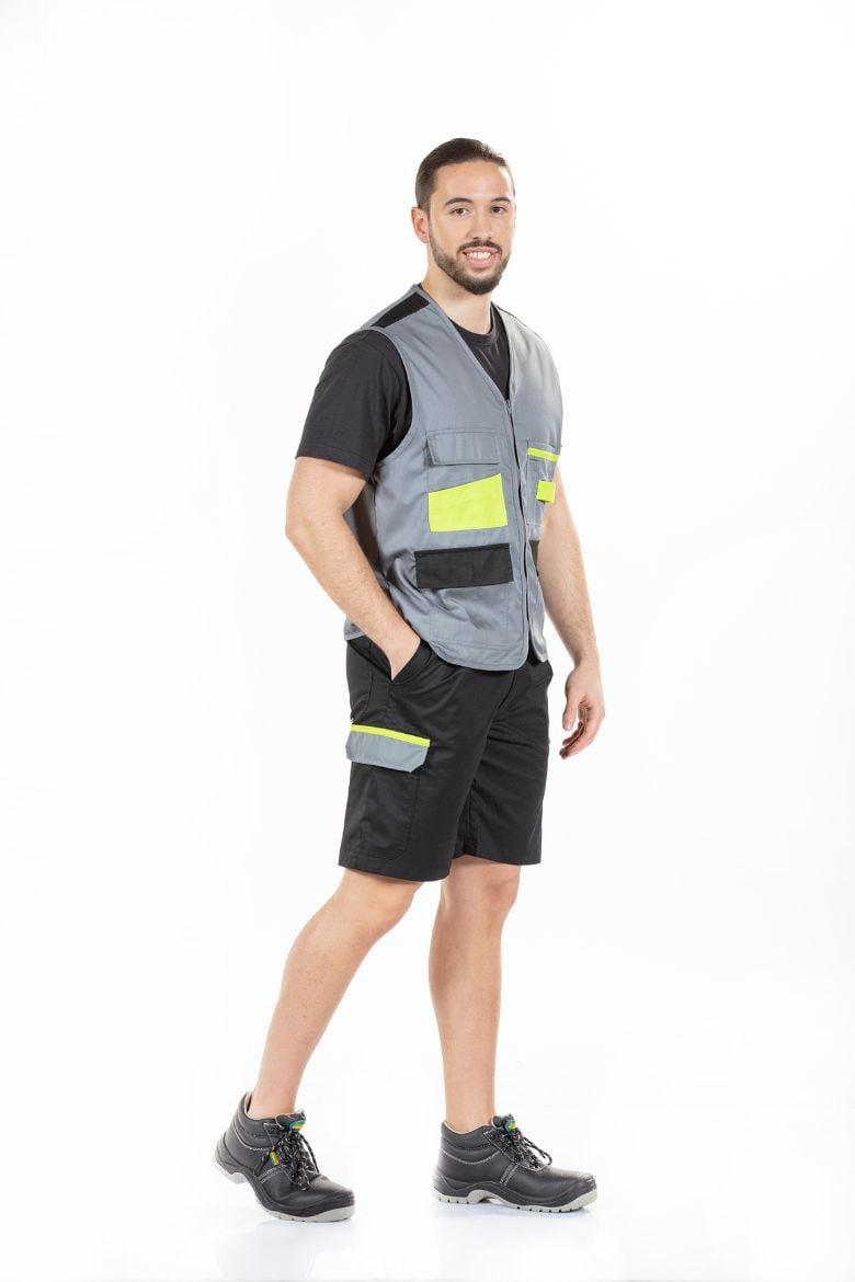 Worker dressed in Work Bermuda Shorts with side pockets and reinforced back, designed to be worn as a Work Uniform