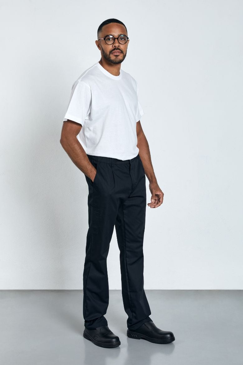 Cozinheiro vestido com uma jaleca preta e uma calça para uniforme de cozinha fabricada pela Unifardas