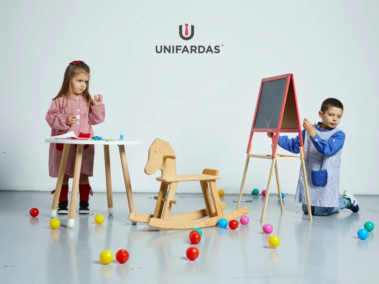 crianças com batas escolares a brincar