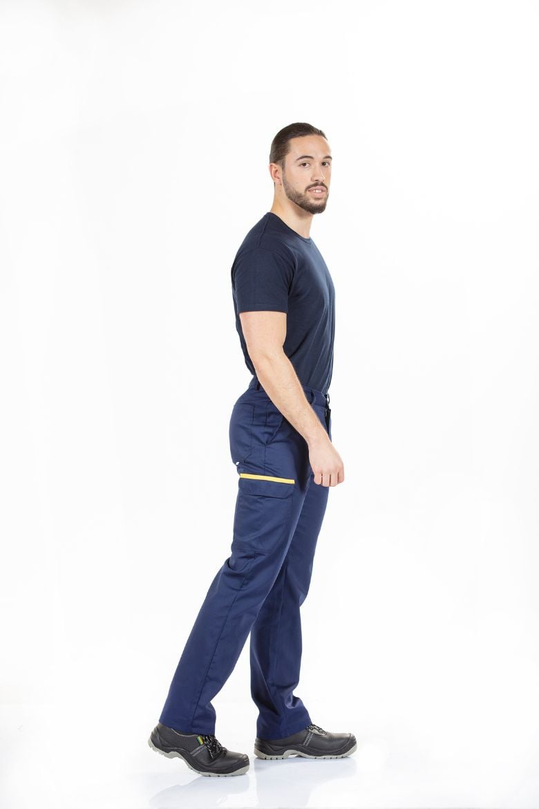 Trabalhador da área da indústria vestido com uma calça de trabalho de homem na cor azul marinho para ser usada como farda de trabalho