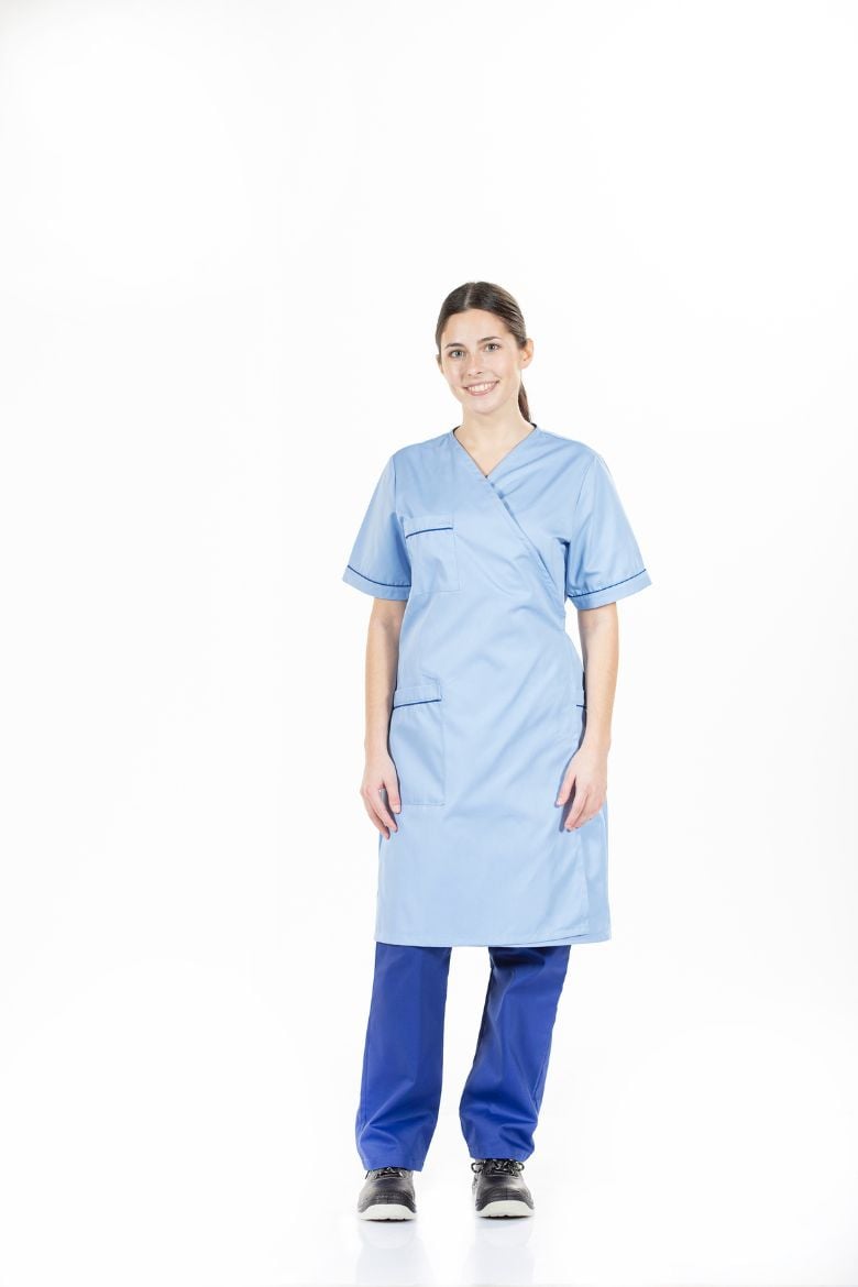 Senhora vestida com bata de manga curta de cor azul para ser usada como farda de trabalho