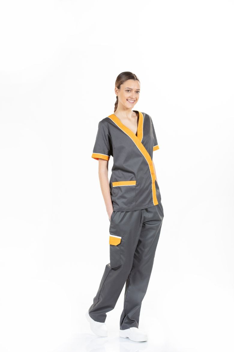 Senhora vestida com uma túnica para vestuário de trabalho fabricada pela unifardas