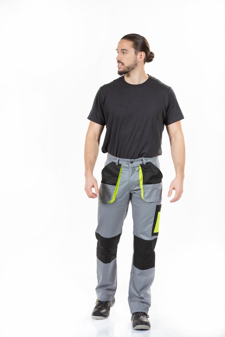 Homem vestido com uma t-shirt preta e uma calça com bolso na perna de cor cinza para ser usada como roupa de trabalho
