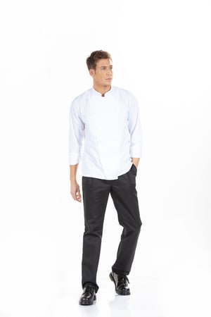 Cook dressed in a white long-sleeved dinner jacket and black kitchen pants to be used as a Unifardas work uniform