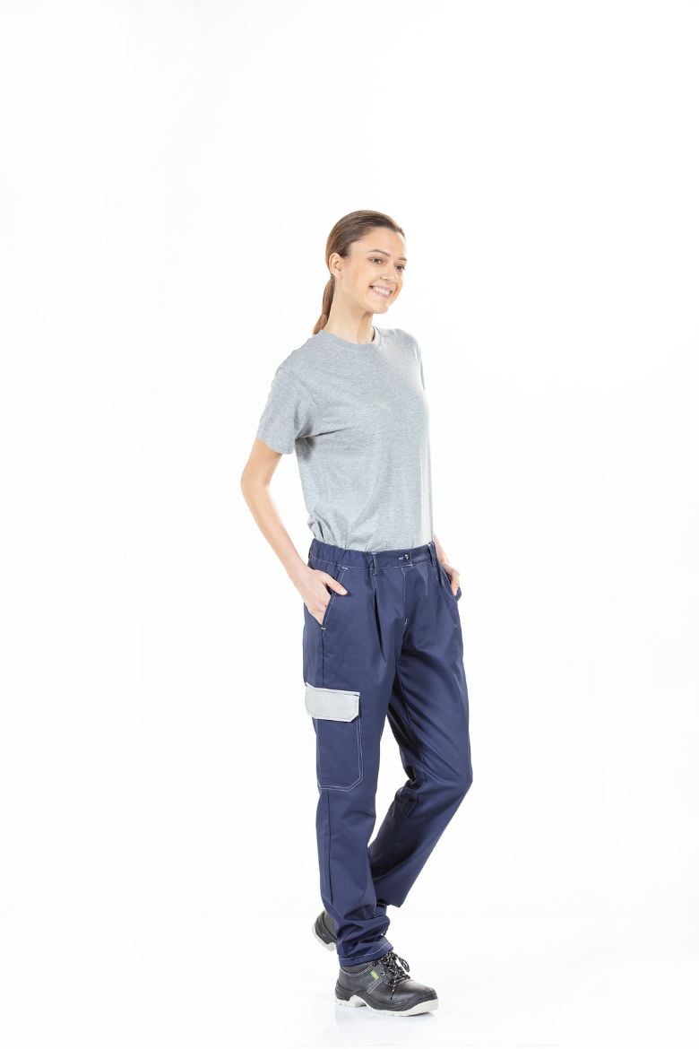 Trabalhadora vestida com uma calça feminina para trabalhar fabricada pela Unifardas