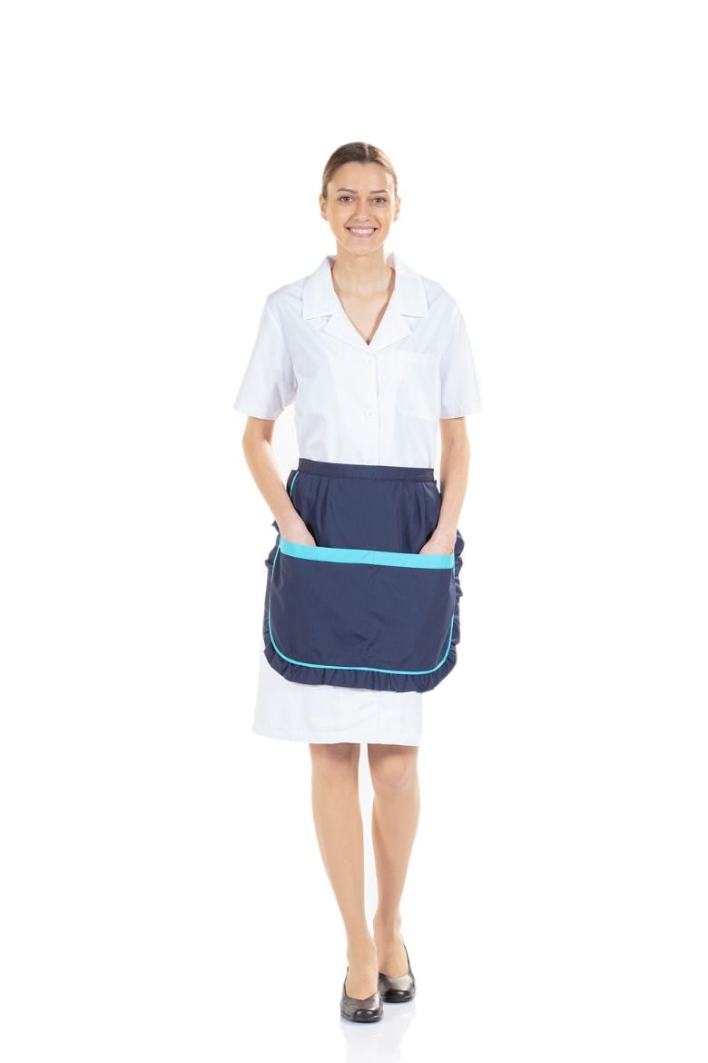 Senhora vestida com uma bata branca para ser usada como Uniforme de Trabalho fabricado pela Unifardas