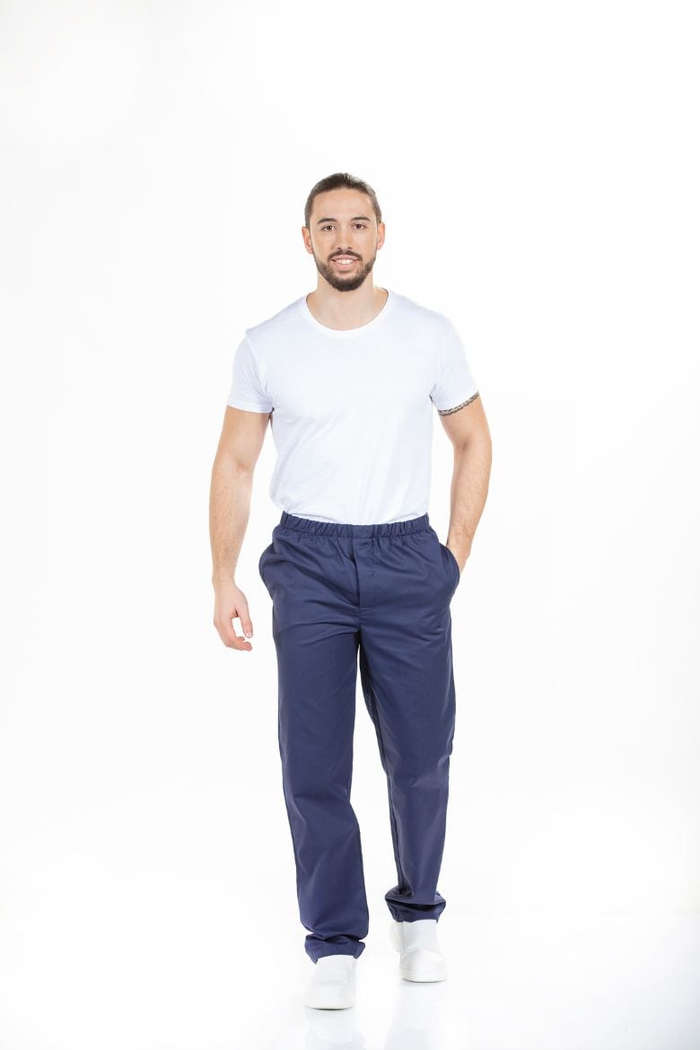 Enfermeiro vestido com calça para pijama hospitalar de cor azul marinha para ser usada como farda saúde
