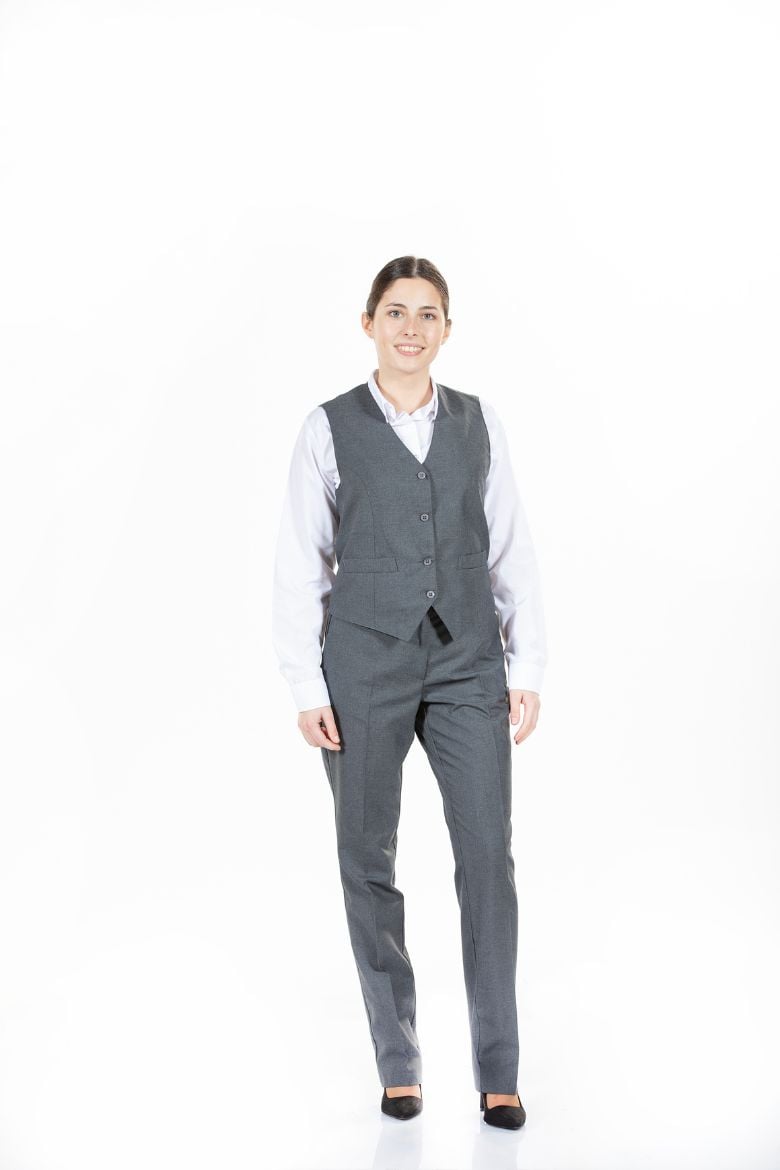 Senhora vestida com uma calça clássica, uma camisa branca e um colete clássico feminino para uniforme profissional fabricado pela Unifardas