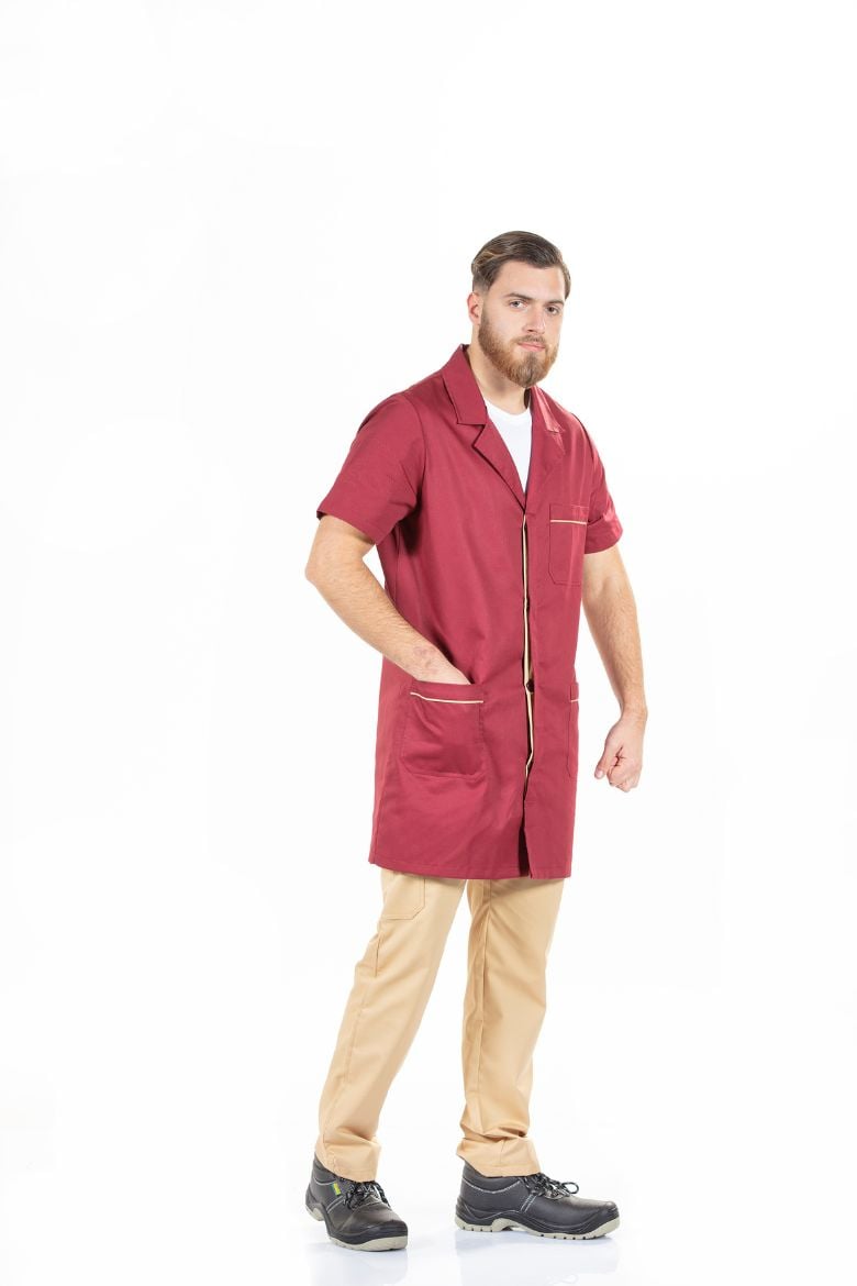 Trabalhador da Indústria vestido com uma bata de trabalho de homem com manga curta fabricada pela Unifardas