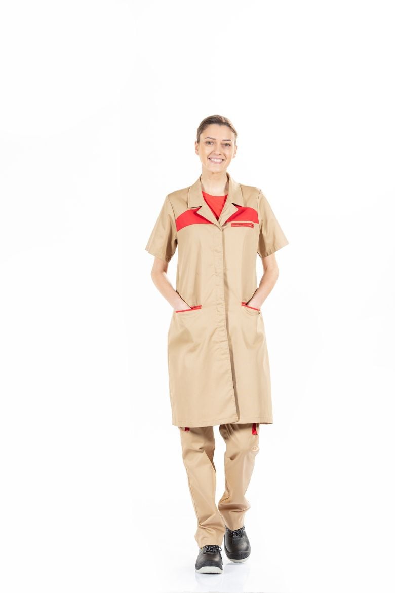 A lady wearing a Women's cleaning gown with short sleeves, manufactured by Unifardas.
