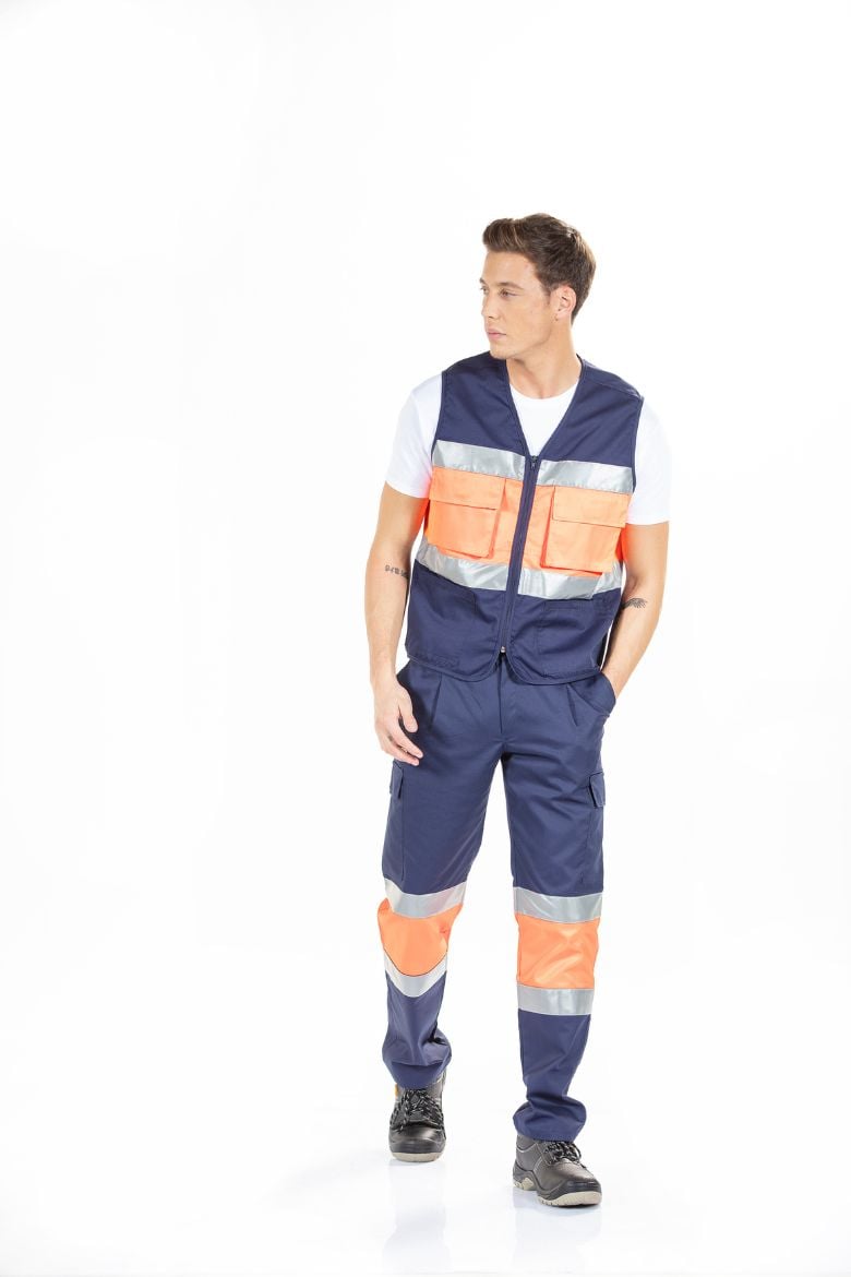 Trabalhador da área da indústria vestido com um colete de alta visibilidade fabricado pela Unifardas