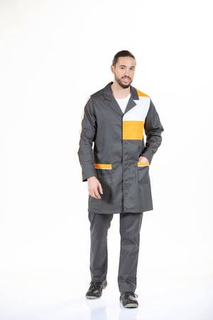 Homem vestido com uma bata para farda de trabalho fabricada pela unifardas
