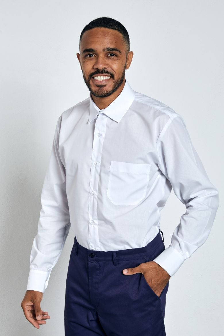 Homem vestido com uma calça chino masculina para uniforme de trabalho