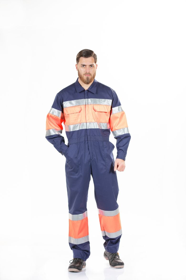 Trabalhador vestido com um fato macaco com refletores fabricado pela Unifardas