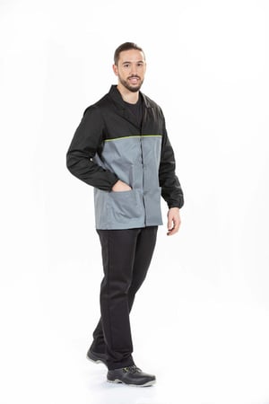 Homem vestido com um casaco para trabalhar masculino fabricado pela unifardas