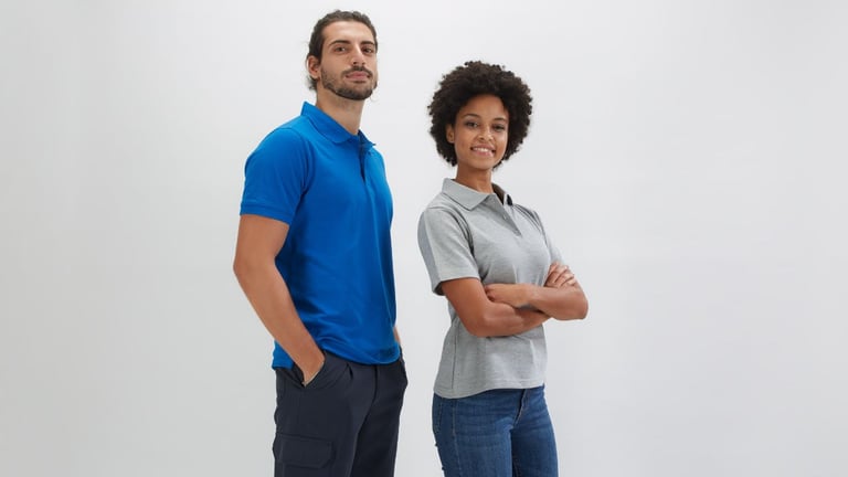 Homem e senhora vestidos com calças de ganga e com polos de trabalho para uniformes de trabalho para o verão