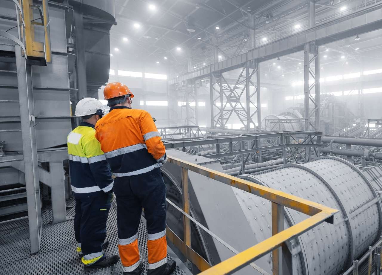 trabalhadores com equipamento de alta visibilidade