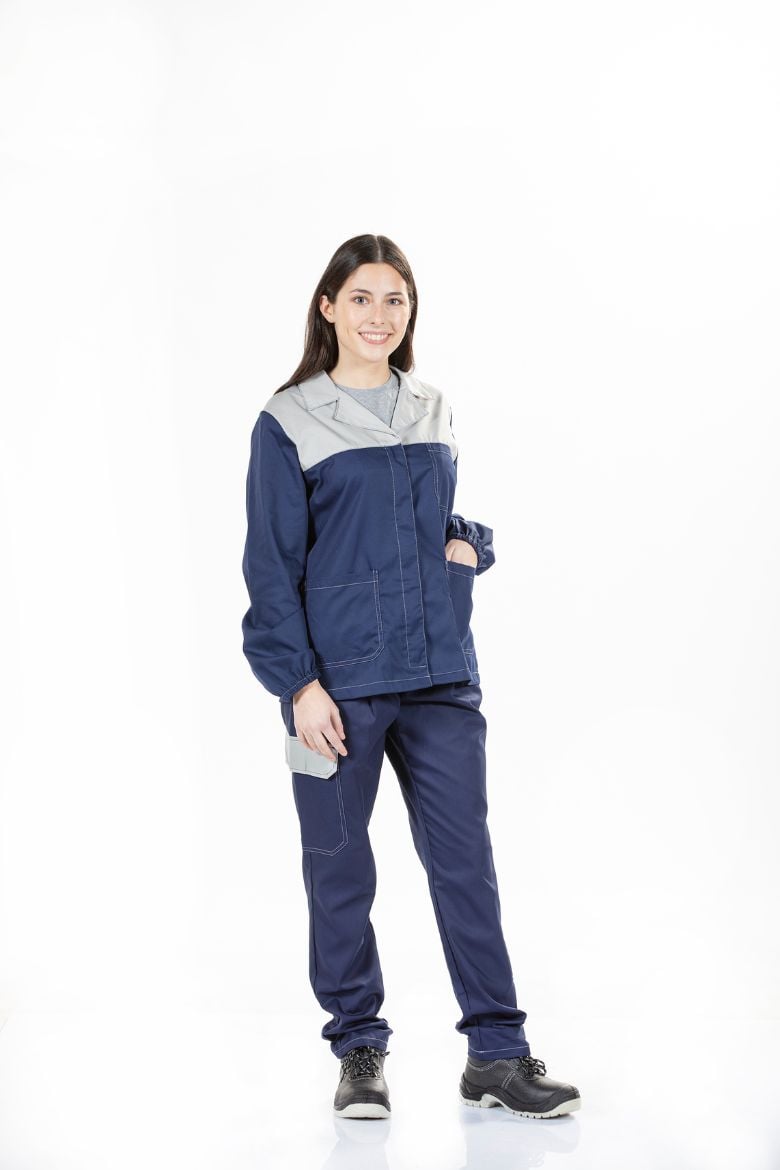 Senhora vestida com um casaco feminino de trabalho na cor azul com contraste a cinza fabricado pela Unifardas