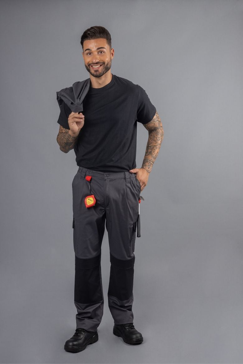 A worker in the industrial sector dressed in industrial trousers with knee pads and multi-pockets, designed as workwear, manufactured by Unifardas