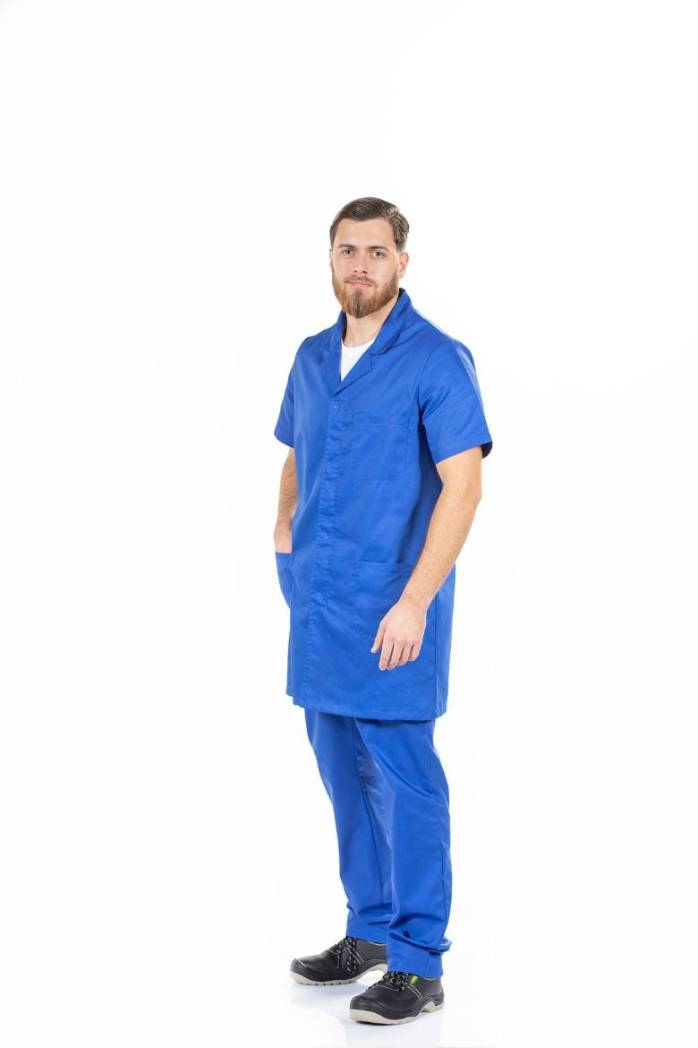 Worker wearing a Blue Work Coat for Uniform manufactured by Unifardas.