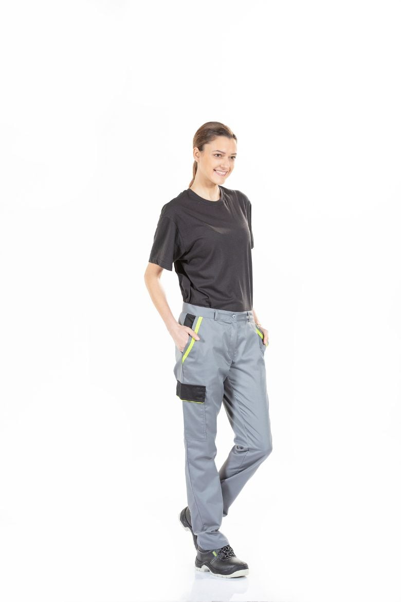 Senhora Vestida com uma calça de fardamento para indústria
