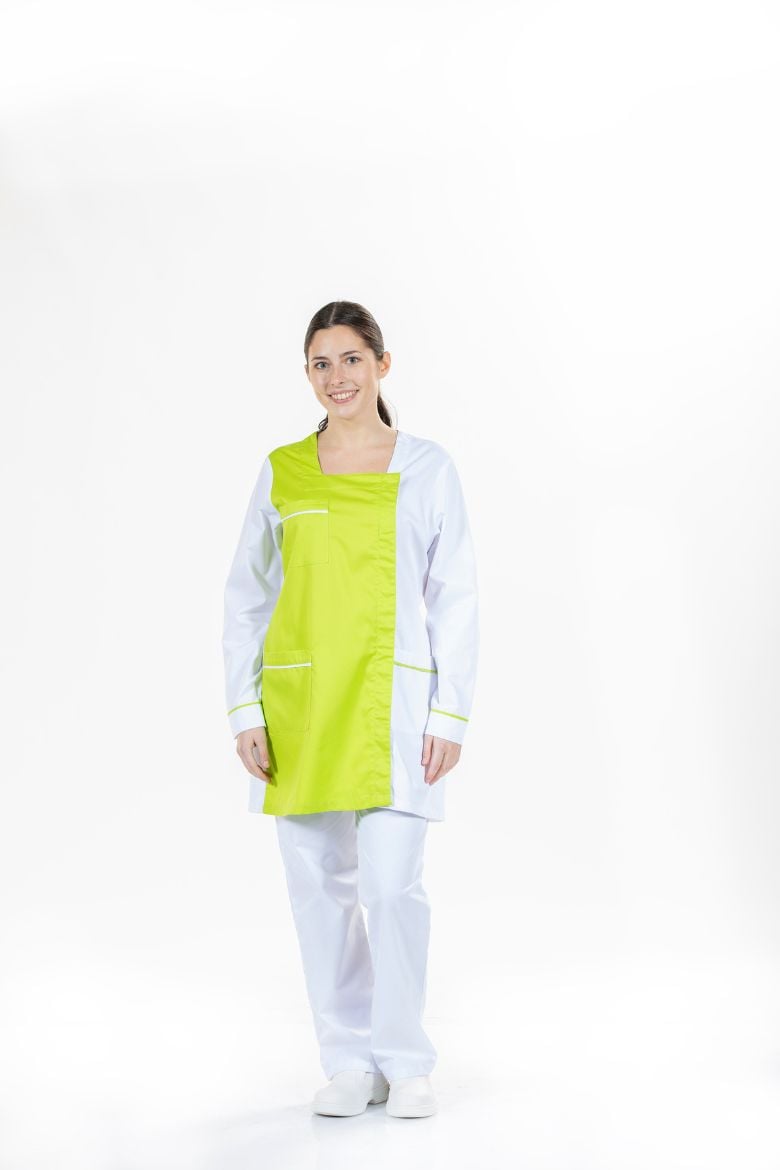 Senhora vestida com bata para roupa de trabalho fabricada pela Unifardas