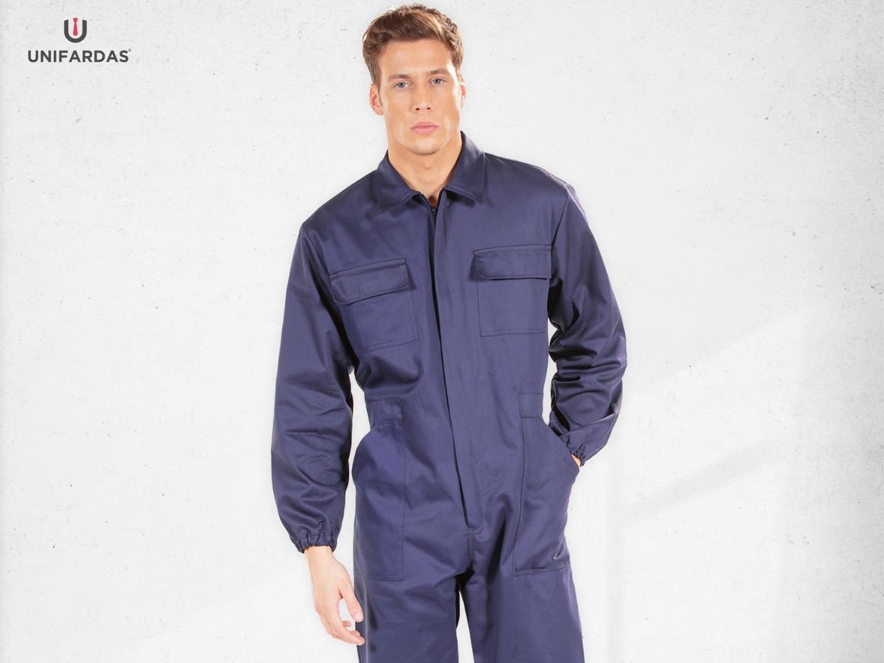 Homem com vestuário retardador de chama indicada para as diversas áreas da indústria fabricado pela Unifardas