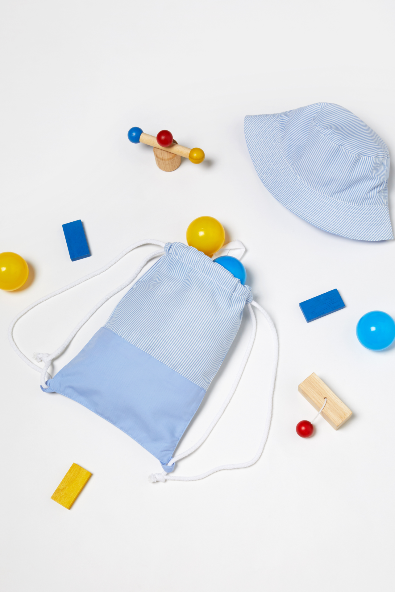 Kit Chapéu e Mochila na cor Azul para ser usado como peças de Uniforme Escolar