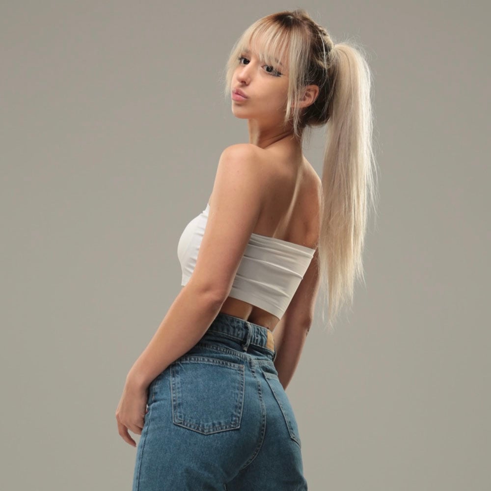 Зірковий дебют ТікТок блогерки SIMBOCHKA у ролі ведучої українського  телеканалу - Best Music