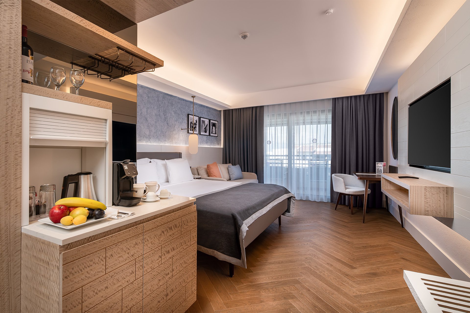 Deluxe Kısmi Deniz ve Havuz Manzaralı Aile Suiti