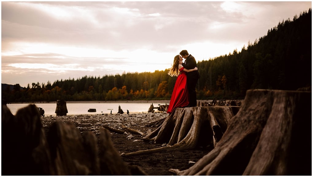 rattlesnake lake engagement session in the fall in North Bend WA seattle engagement photography