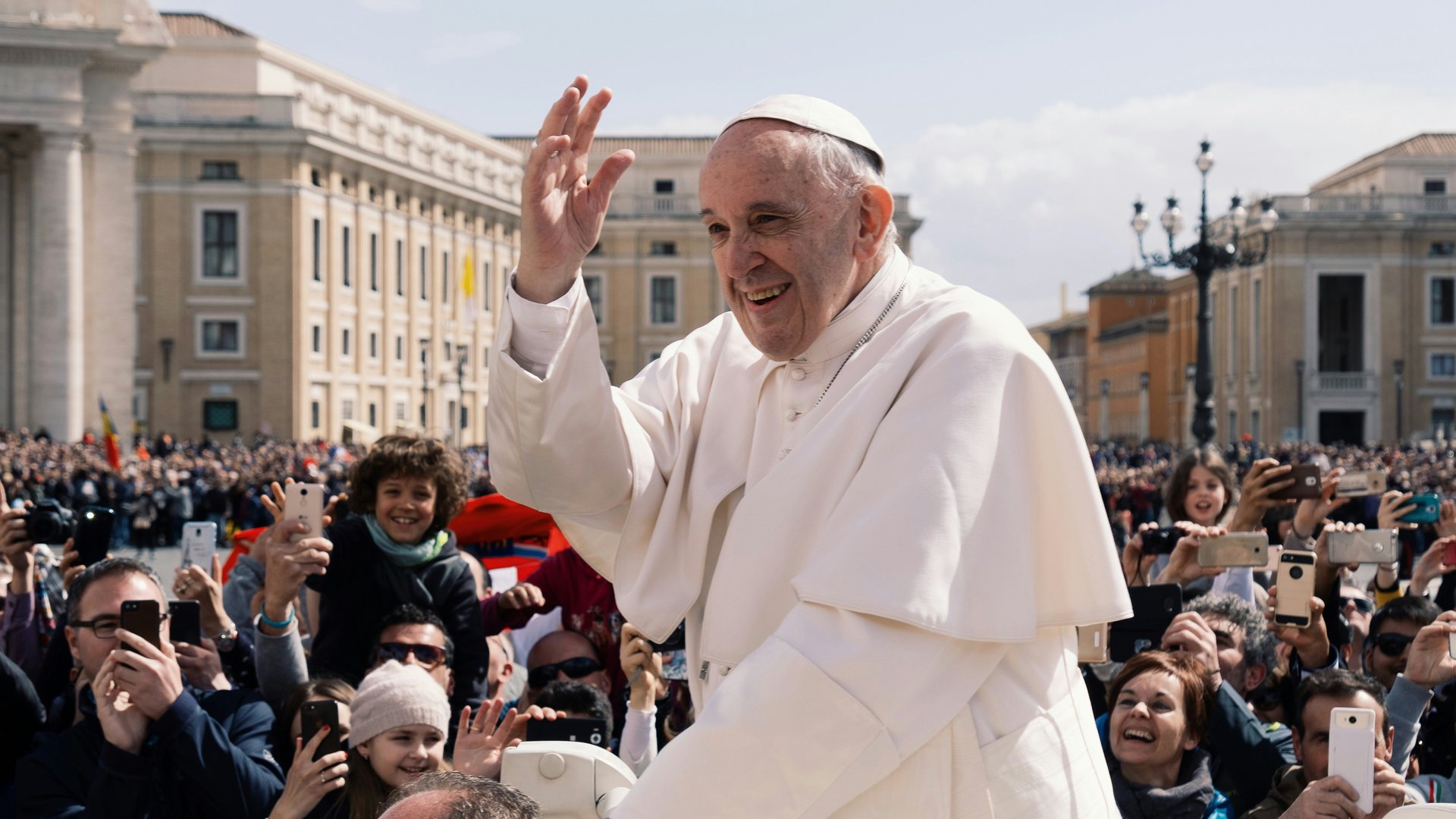 https://unsplash.com/it/foto/papa-francesco-55k45BgfUF8