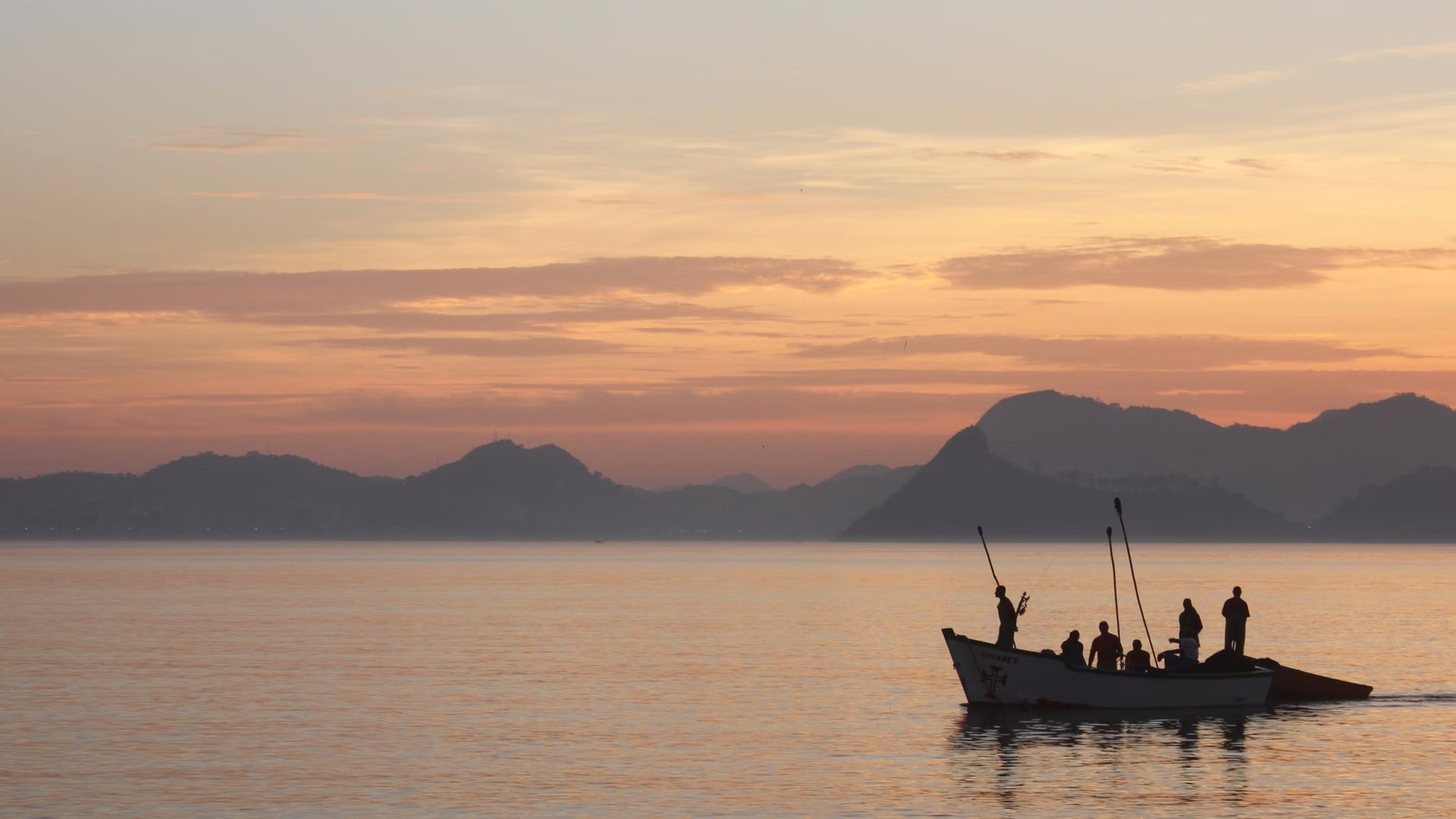 https://unsplash.com/it/foto/un-gruppo-di-persone-su-una-barca-in-acqua-XwRbqakekA4