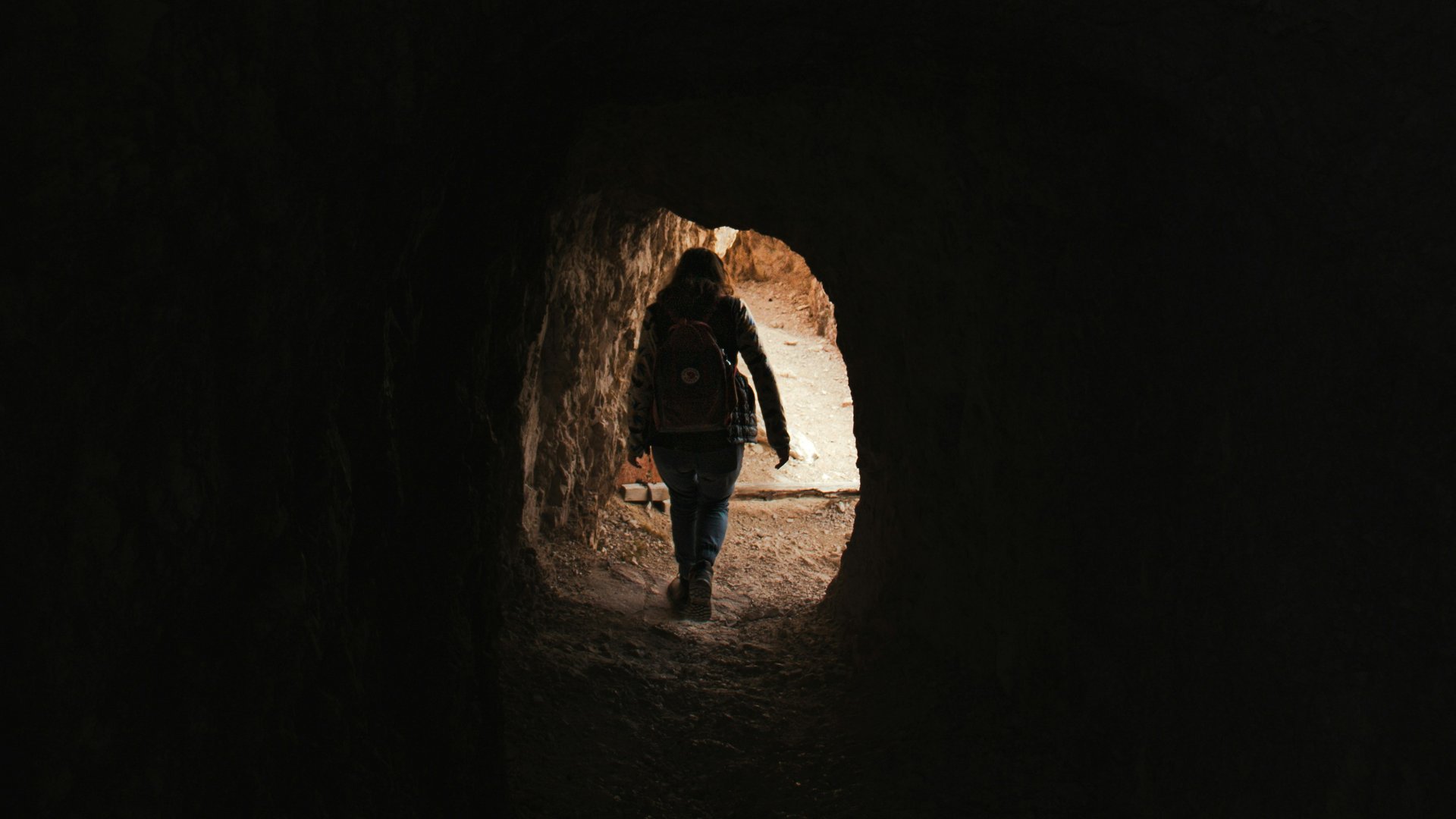 https://unsplash.com/it/foto/una-persona-che-esce-da-un-tunnel-buio-TlHxBWytpa0