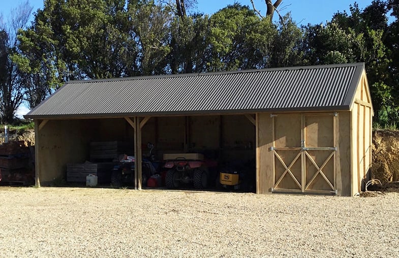 Settler 2 Bay Stable with Tack Shed