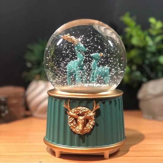 Buffer® Pilli İşıklı Müzikli Kar Küresi–İki Geyikli Yeşil Figürlü Eğlenceli Masaüstü Biblo, Led Aydı