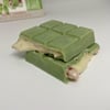 Krem Dolgulu Matcha Çilekli Beyaz Çikolata Barı