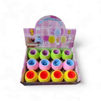 Sıkınca Kafa Çıkaran Sevimli Civciv