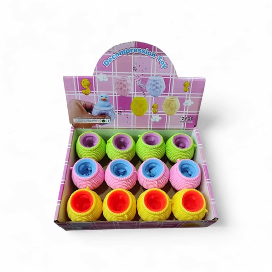 Sıkınca Kafa Çıkaran Sevimli Civciv