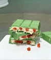 Krem Dolgulu Matcha Çilekli Beyaz Çikolata Barı