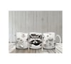 Siyah Beyaz Rakun Figürü Çatlak Duvar Temasıyla - Baskılı Kahve Kupası Renkli