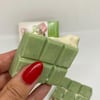 Krem Dolgulu Matcha Çilekli Beyaz Çikolata Barı