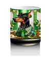 Altınlarla Dolu Kazanda Oturan St. Patrick S Doberman - Baskılı Kahve Kupası Renkli