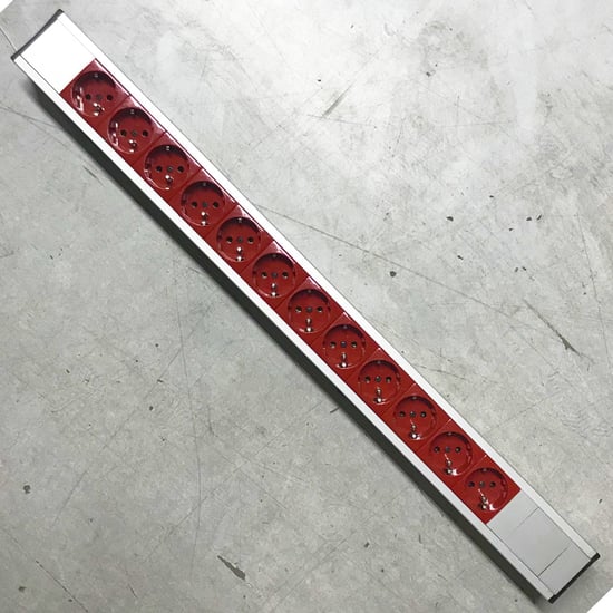 UPS PRİZ U42 ALUMİNYUM PROFİLDE 12 ADET PRİZ+2 ADET 22.5X45MM YAYLI KAPA