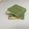 Krem Dolgulu Matcha Çilekli Beyaz Çikolata Barı