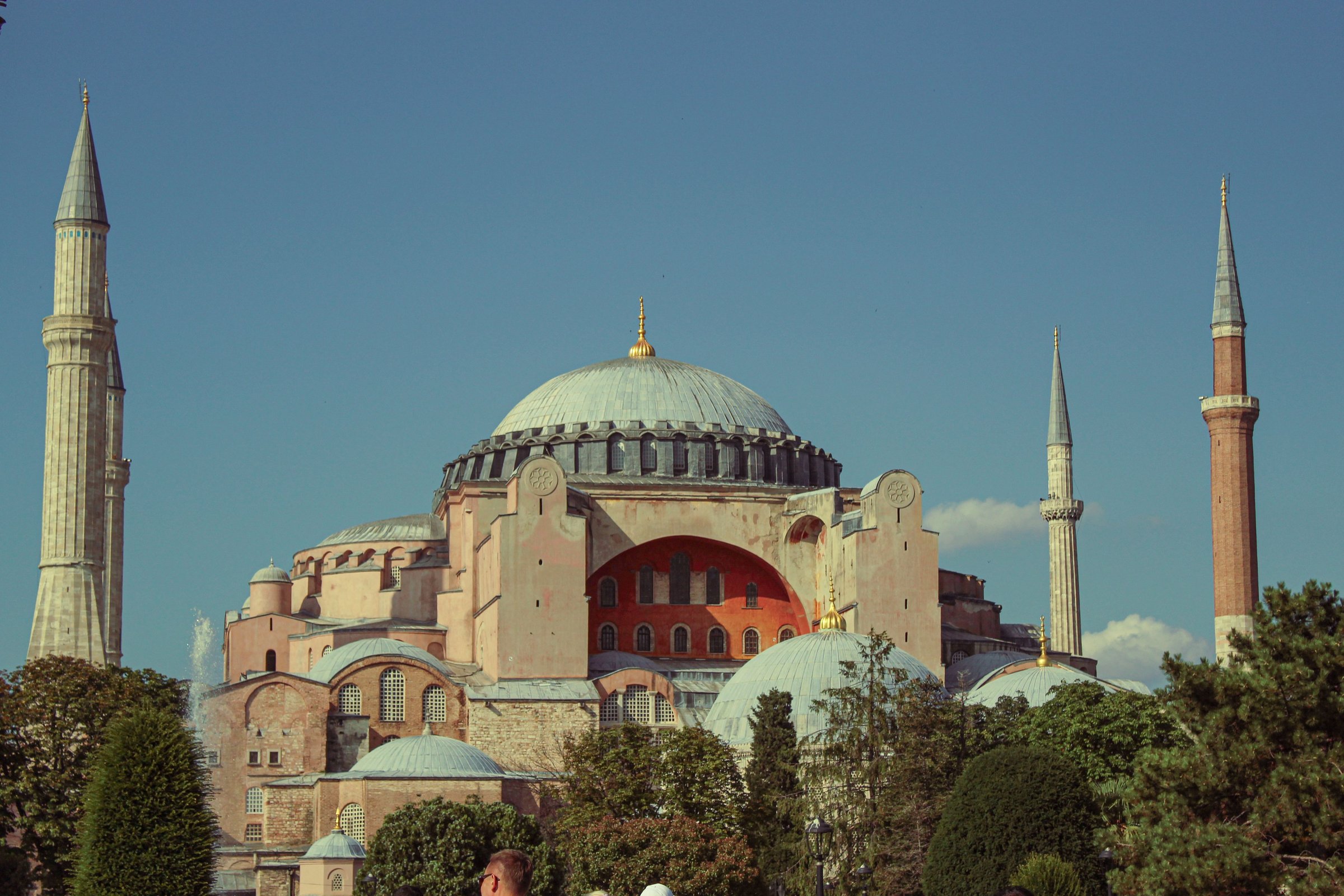 Kubah besar dan empat menara Hagia Sophia berdiri di bawah langit biru cerah