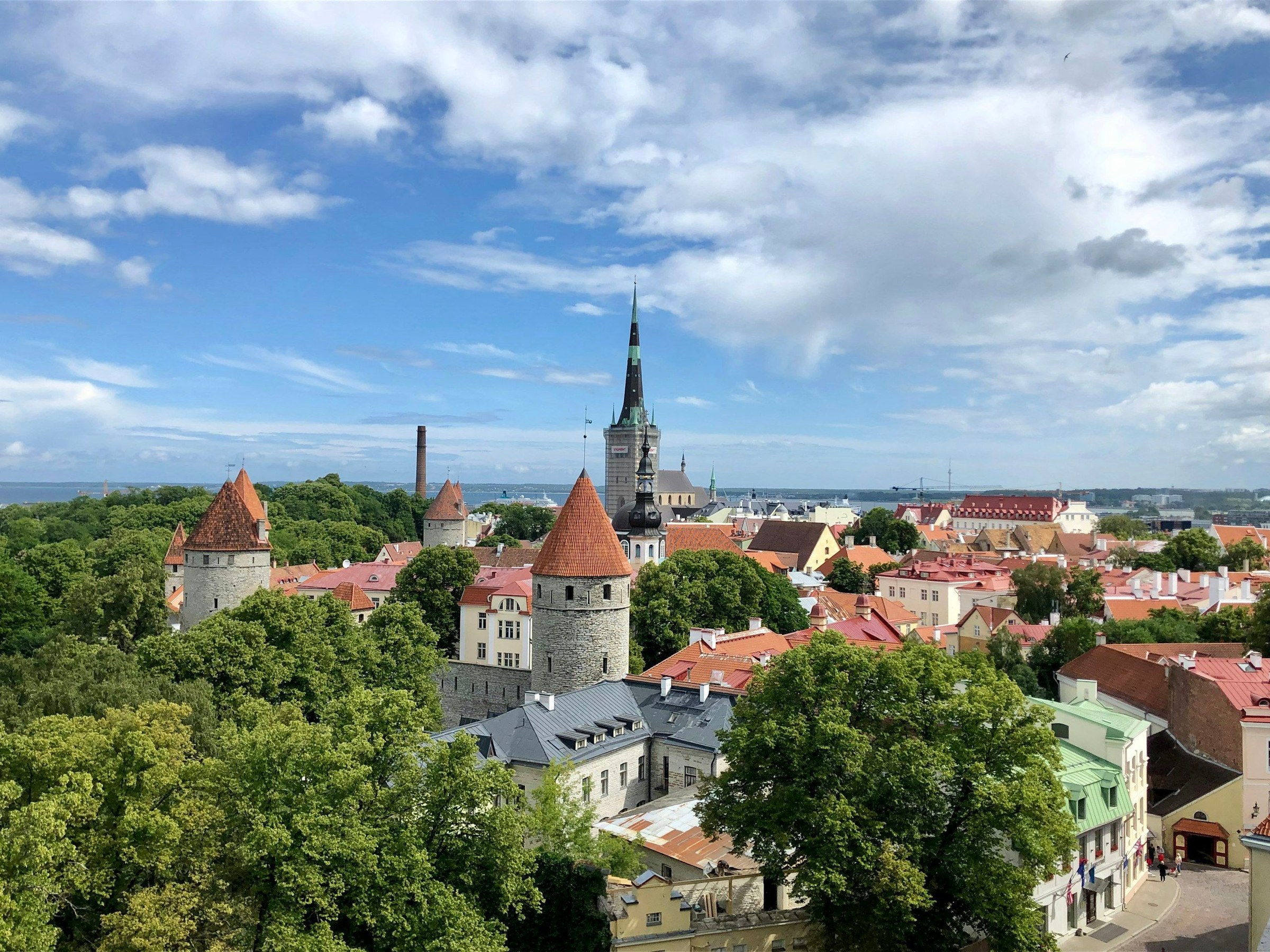 Pemandangan aerial Old Town Tallinn, Estonia dengan menara batu beratap merah